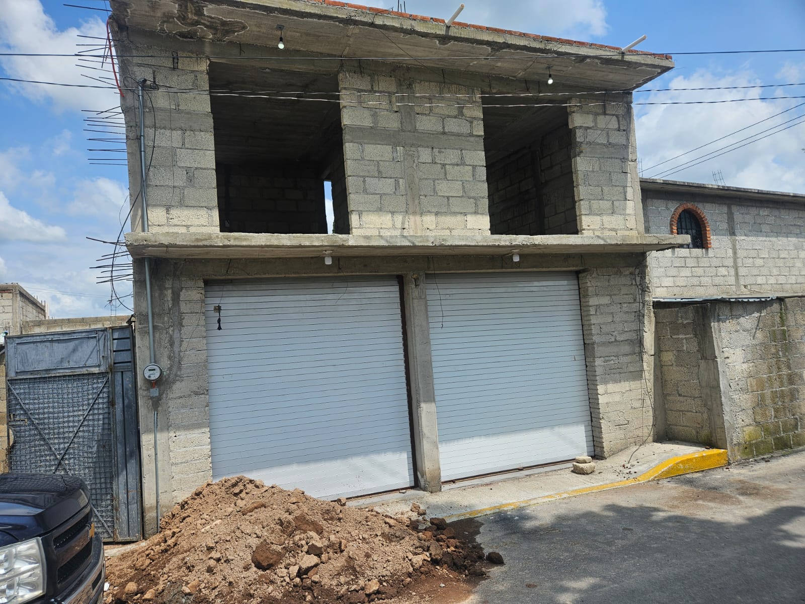 se vende casa de 2 plantas con 2 locales en la planta baja, a pie de carretera en tolcayuca